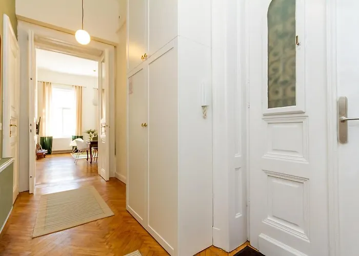 2br Modern Elegance W Sauna And Ac By Nw Lägenhet